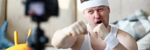 Boxe de gravação de homem barbudo na câmera digital — Fotografia de Stock