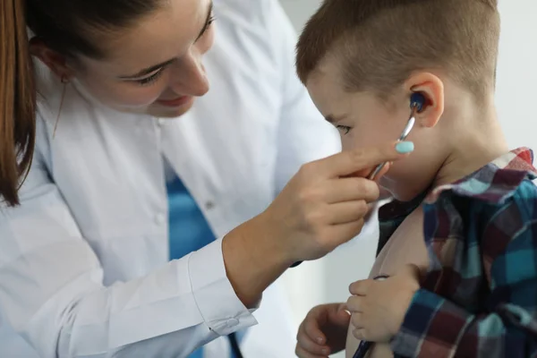 Médico de família sorridente — Fotografia de Stock