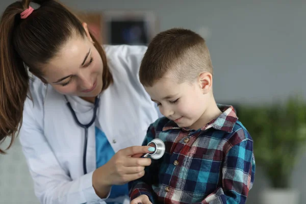 Усміхнений маленький хлопчик у лікаря — стокове фото