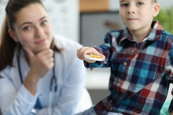 Glad kvinnlig läkare på kliniken — Stockfoto