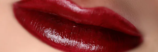 Rouge à lèvres frais et peau parfaite — Photo