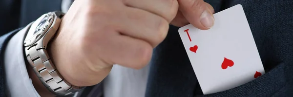 Homme d'affaires main tenant la carte à jouer dans la main — Photo