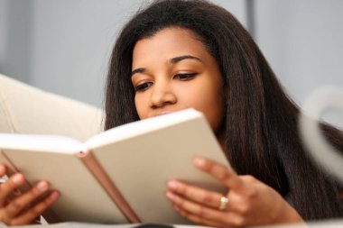 Gülümseyen siyah kadın hikaye kitabı evde okuyun