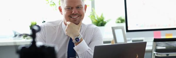 Gerente sorridente no escritório — Fotografia de Stock