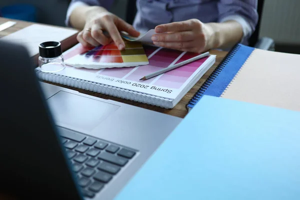 Takvim ayı seçim trendi renk reklamcılığı yaratıcı konsepti — Stok fotoğraf