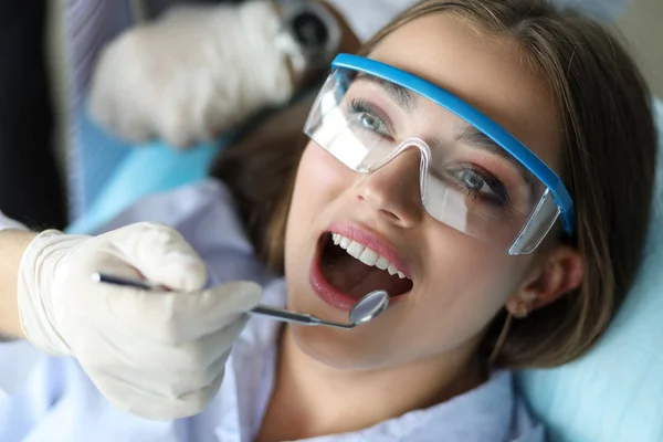 Девушка чувствует себя комфортно на стоматологическом осмотре . — стоковое фото