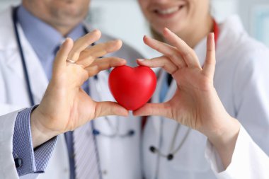 Beyaz önlüklü doktorlar kalbi tutar, kalbe odaklanır..