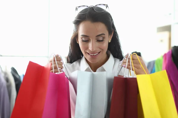 Flicka njuter av shopping på boutique. — Stockfoto