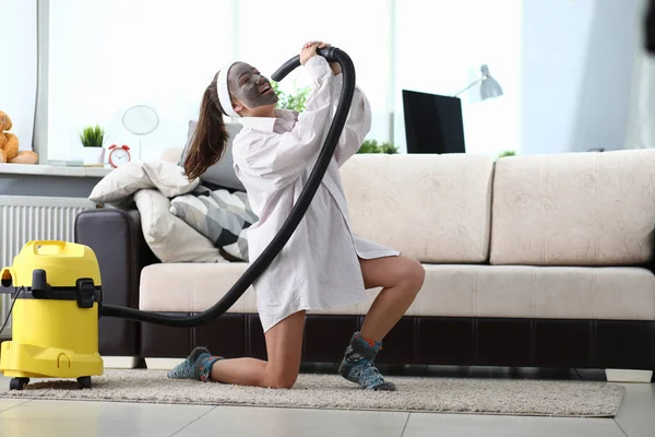 Rolig dans hemma när du städar vardagsrummet. — Stockfoto