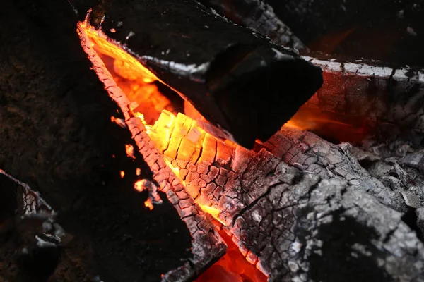 Luz cálida de las llamas en la chimenea con madera . — Foto de Stock