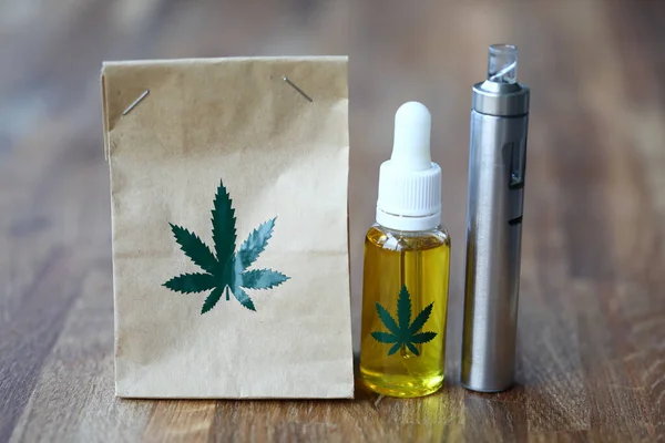 Saco orgânico de papel com óleo de cbd vaporizador de maconha — Fotografia de Stock