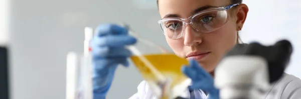 Donna concentrata in mantello bianco — Foto Stock