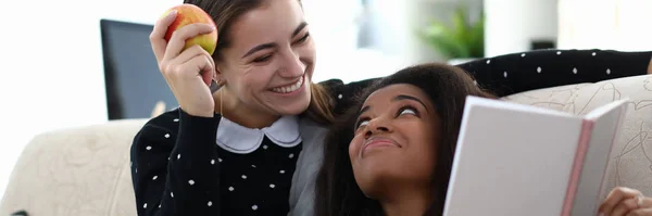 Due donne frend letto libro sedersi su allenatore contro — Foto Stock