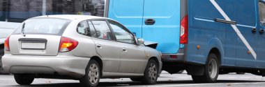Hasarlı otomobil ve minibüs