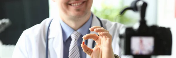 Médico segurando comprimidos — Fotografia de Stock