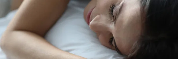 Dormir mujer en la mañana —  Fotos de Stock