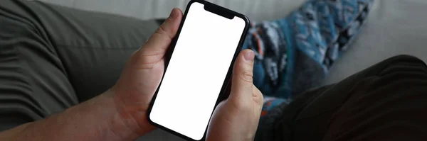 Männliche Hand hält modernes Smartphone mit leerem Scereen — Stockfoto