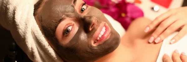 Beaty nő alkalmazott csokoládé maszk spa szalonban — Stock Fotó
