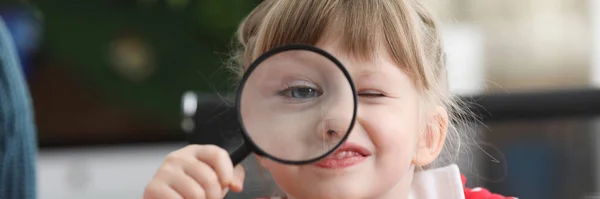 Kırmızı benekli elbiseli mutlu çocuk. — Stok fotoğraf