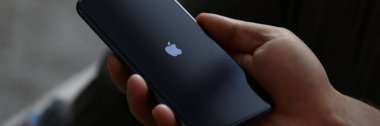 Erkek el ele tutuşması Apple iphone pro