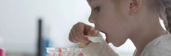 Schattig klein meisje — Stockfoto