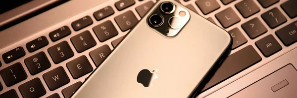 Apple iphone pro sur clavier d'ordinateur portable — Photo