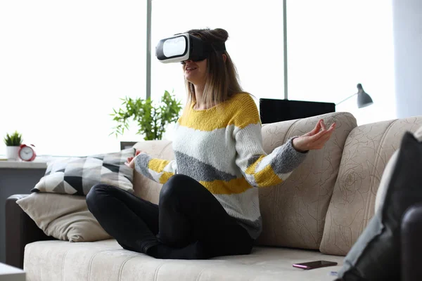 Meditación en casa en el sofá con gafas virtuales . —  Fotos de Stock