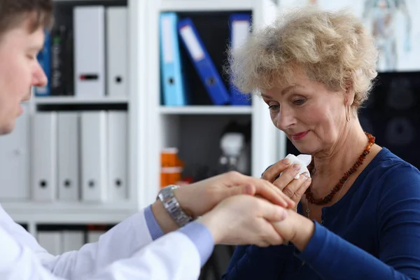 Reacción al diagnóstico médico, la mujer está llorando . — Foto de Stock