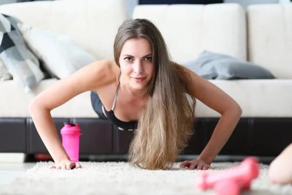 Garota confiante atinge metas por treinamento em casa . — Fotografia de Stock