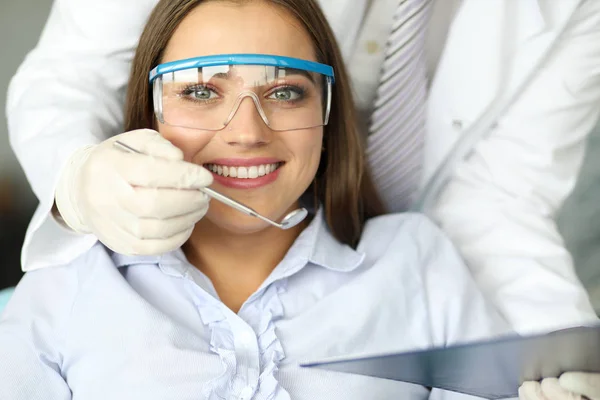 Mädchen in der Klinik lächelt, individuelle Mundhygiene. — Stockfoto