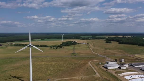 Windturbines van elektriciteit tegen — Stockvideo