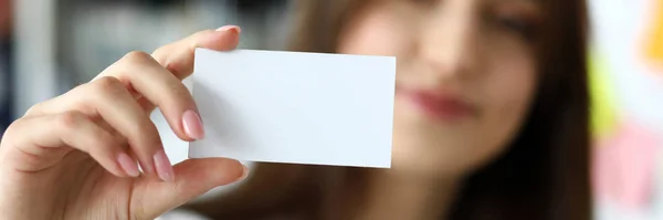 スーツの女性の腕が訪問者に空白の通話カードを与える — ストック写真