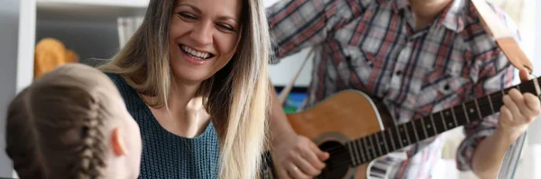 Família feliz toca instrumentos musicais em segundo plano — Fotografia de Stock