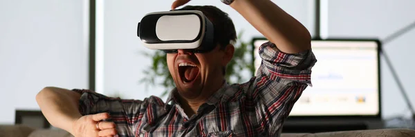 Man zit thuis op de bank maakt gebruik van virtual reality — Stockfoto