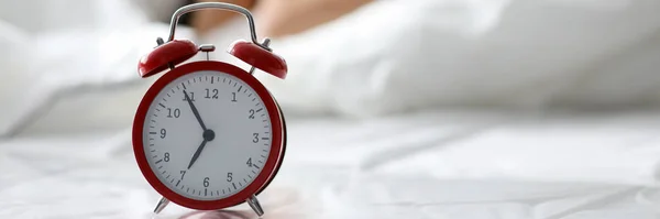 침대 에서의 시계와 여자 — 스톡 사진