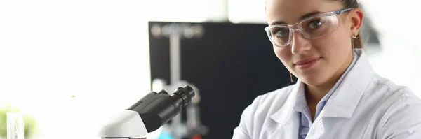 Pesquisadora biomédica sorridente em óculos — Fotografia de Stock