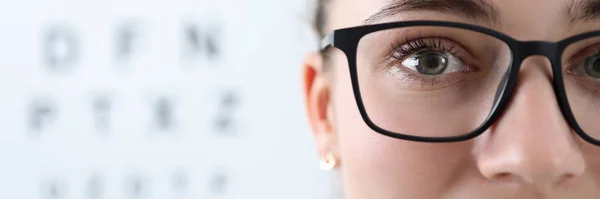 Mooie oculist in kliniek — Stockfoto