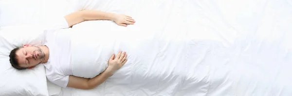 Jovem mulher de beleza caucasiana dormindo na cama branca — Fotografia de Stock