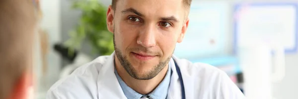 Glimlachende kliniek specialist — Stockfoto