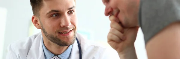 Γιατρός μιλάει με ασθενή — Φωτογραφία Αρχείου