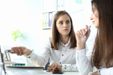 Neşeli kadın menajer