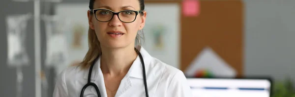 Adult caucasian female doctor against hospital office — Stock Fotó
