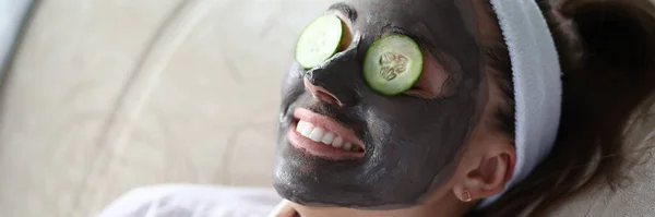 Femme fait gris argile masque facial à la maison — Photo