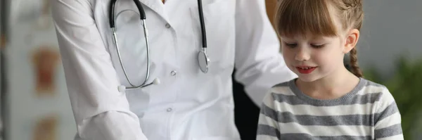 Niña en el hospital — Foto de Stock