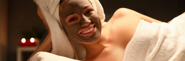 Beaty nő alkalmazott csokoládé maszk spa szalonban — Stock Fotó