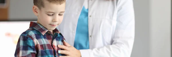 Klein kind op bezoek bij dokter — Stockfoto