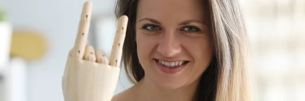 Mulher sorridente com braço protético — Fotografia de Stock