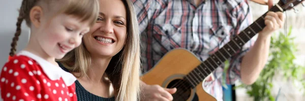 Família feliz toca instrumentos musicais em segundo plano — Fotografia de Stock