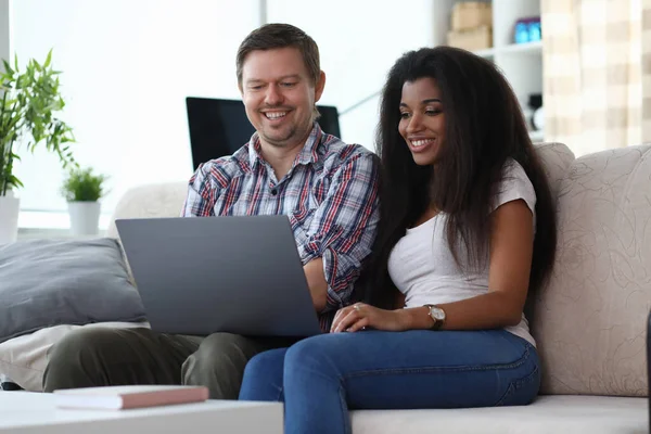 Guy e menina olhar Internet para obter informações, rir — Fotografia de Stock