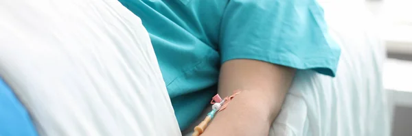 Paciente con catéter en la mano —  Fotos de Stock